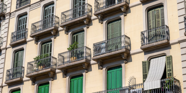 Pintar Fachadas y Patios de Luces de Comunidades Vecinos / Propietarios en Castelló · Reparación y Preparación de Superficies