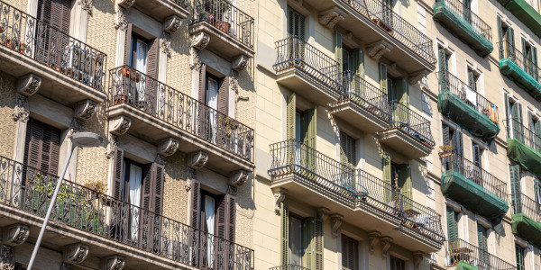 Trabajos Verticales en Fachadas de Edificios / Viviendas en Castelló · Pintado de Fachadas con Difícil Acceso