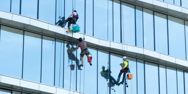 Trabajos Verticales en Fachadas de Edificios / Viviendas en Castelló · Pintado Económico y Rápido de Fachadas